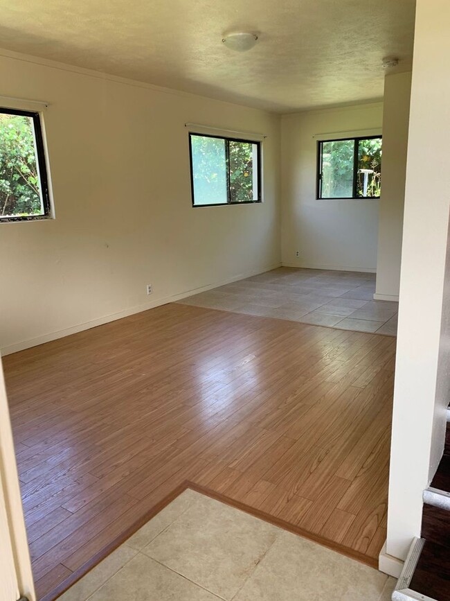Building Photo - LS011. 219 W Waiko Rd #F Duplex Left