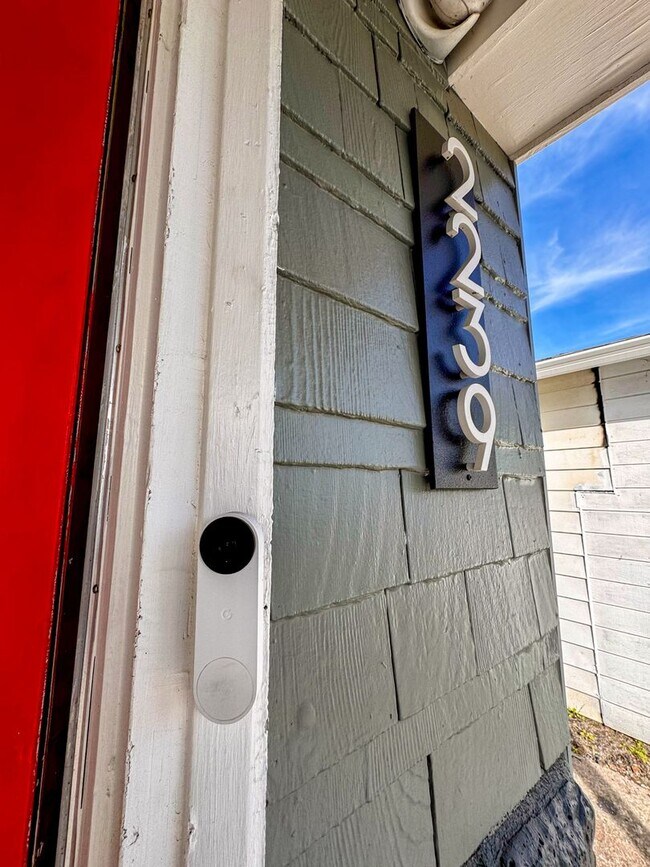 Building Photo - REMODELED HUGE BRIGHT 2400sf 4BR/3.5BA Havenscourt Split Level Home w Cottage AVAIL NOW