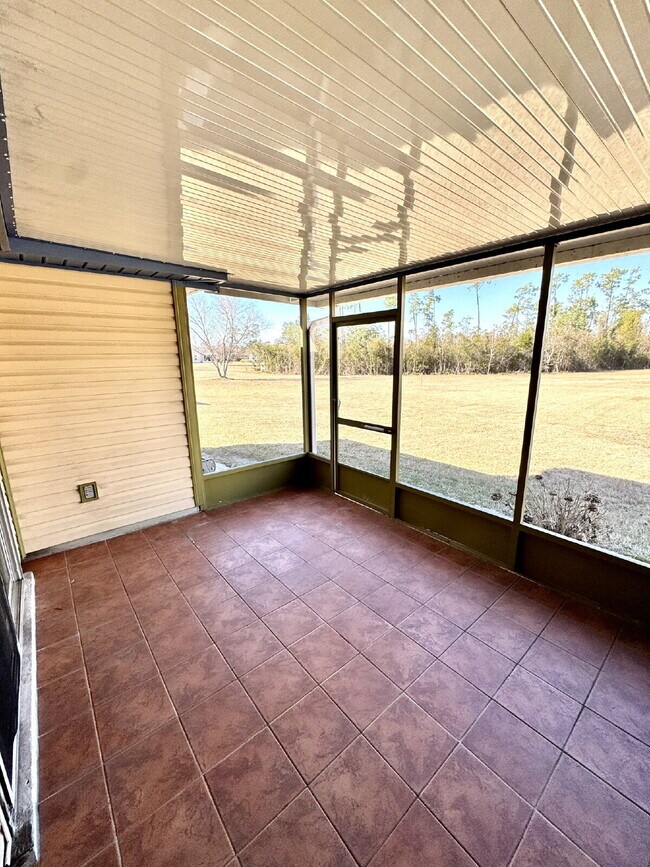 Building Photo - "Charming 2-Bed Oasis with 2 Full Baths in Prime Lynn Haven Location near Mosley High School"