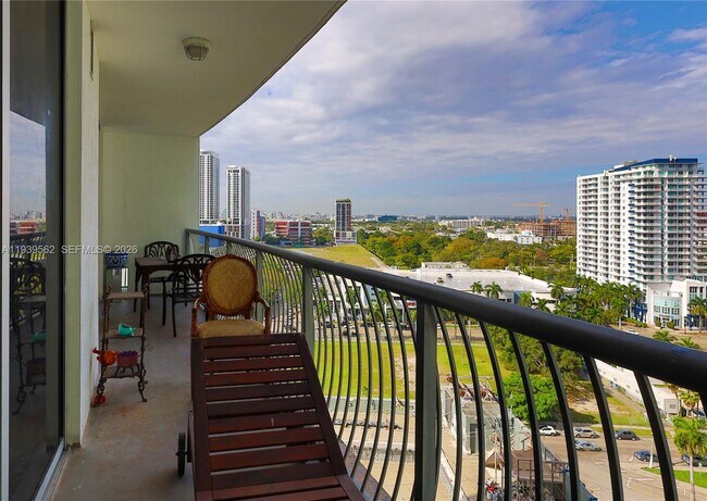 Building Photo - 1750 N Bayshore Dr