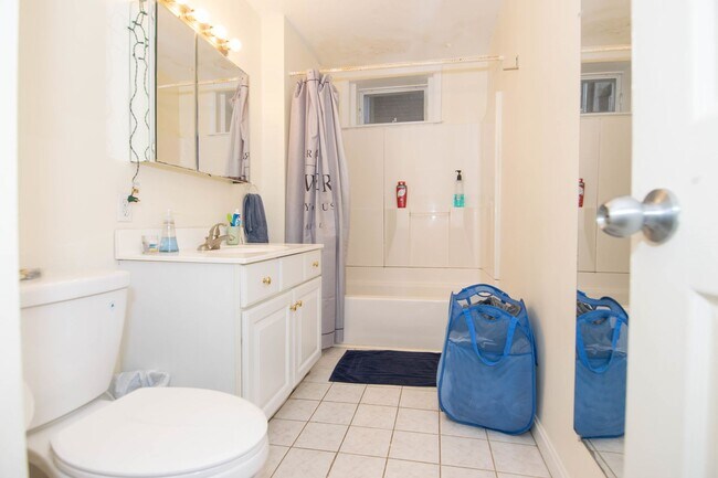 Building Photo - WOW!  MASSIVE 5 BED/2 BATH NEAR B.U.