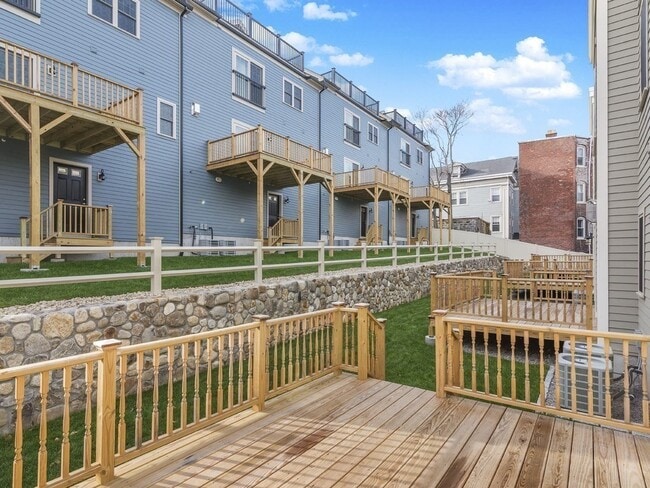 Building Photo - 35 Lambert St