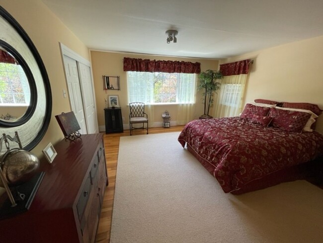 Building Photo - Gorgeous updated single level home in S.Wa...