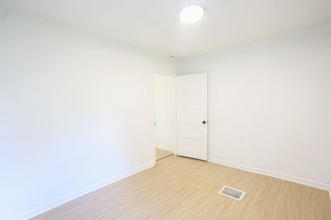 Building Photo - 853 E 155th St