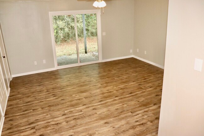 Building Photo - 300 Apache Dr