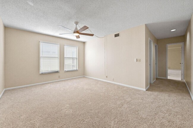 Building Photo - 1606 Shaker Cir