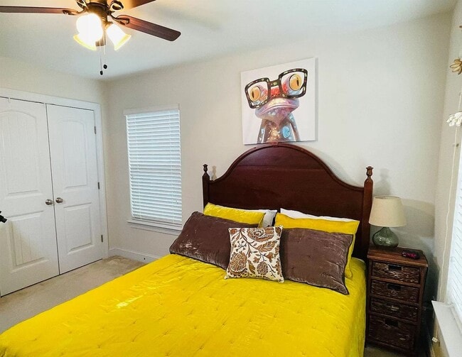 Building Photo - 3 bed, 2 1/2 End Unit Townhome with Open F...