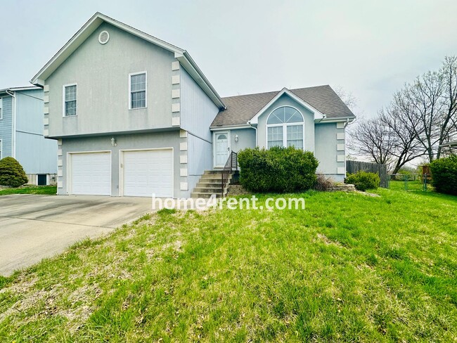 Primary Photo - Spacious Four Bedroom Home in KCMO w/ Bran...