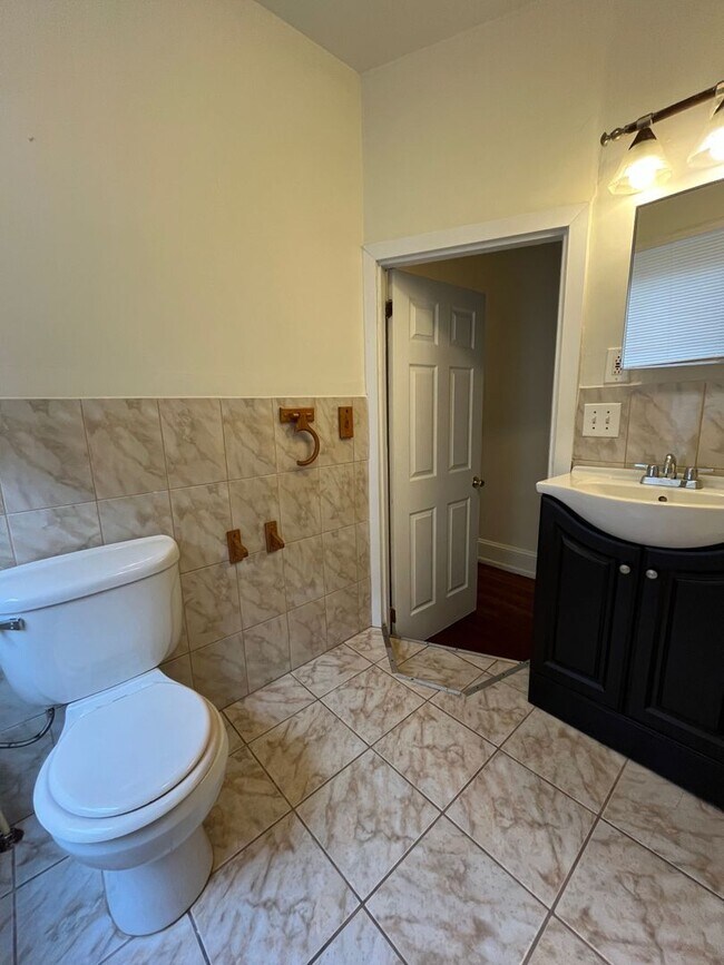 Building Photo - ???Spacious 4 Bedroom 1.5 Bath house locat...