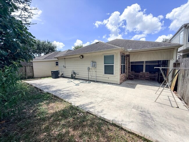 Building Photo - 8027 Daylilly Creek Dr