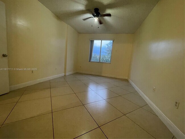 Building Photo - 6984 SW 39th St