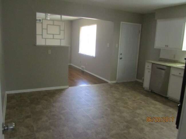 Building Photo - Amazing 3-bed 2-bath Rental in Midwest Cit...