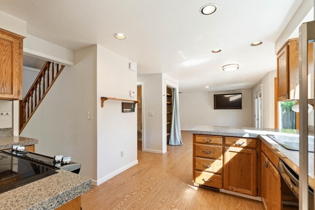 Building Photo - Comfortable 4-bdrm/2.5-bath home in Hillsb...