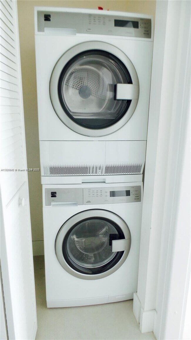 Building Photo - 300 S Biscayne Blvd