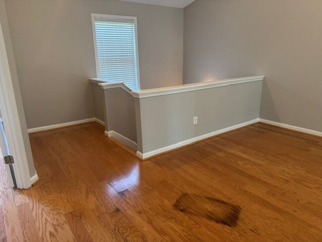 Building Photo - freshly paint 3 bed 2 bath townhome
