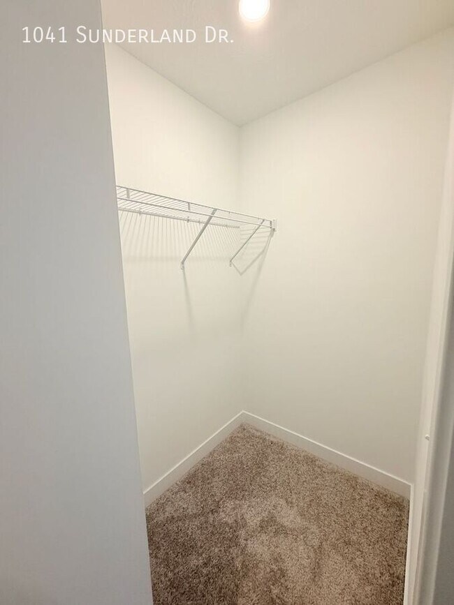 Building Photo - 1041 Sunderland Dr