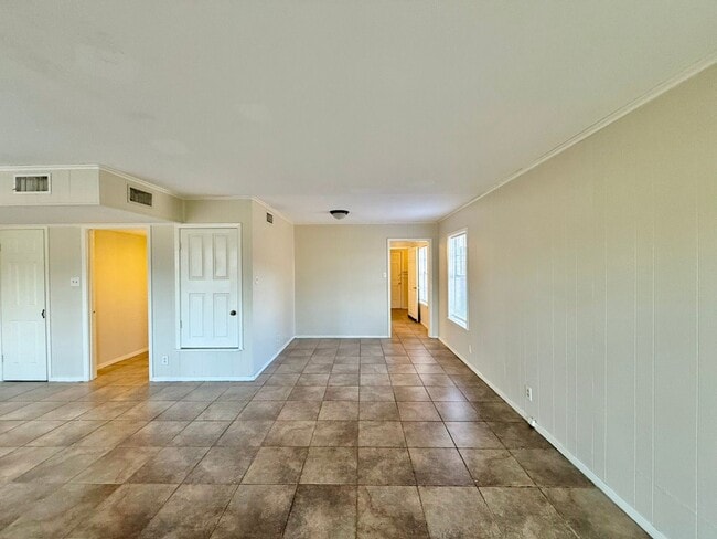 Building Photo - 4614/4616 Edinburgh SERIES 75