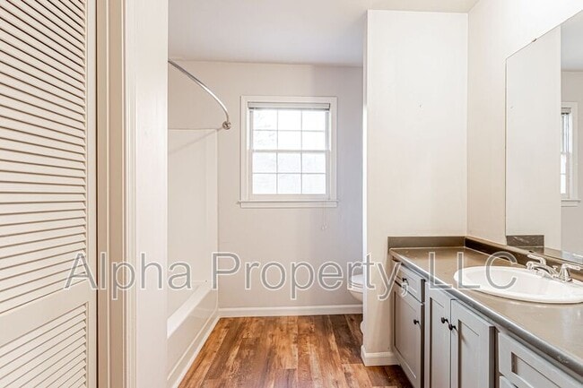 Building Photo - 314 S Plainview Dr