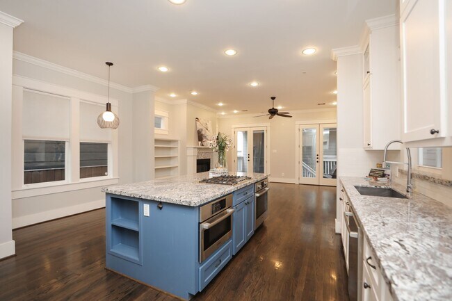 Building Photo - 907 E 25th St