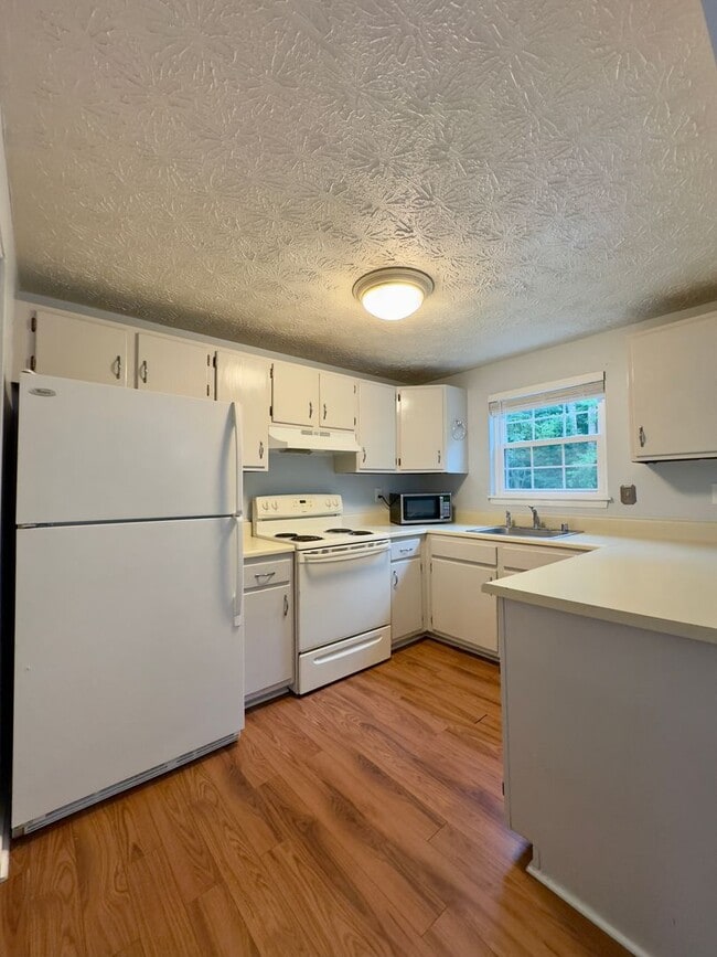 Building Photo - A Spacious 3-Bedroom / 2-Bathroom Apartmen...