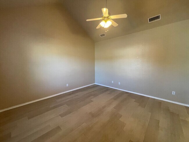 Building Photo - 105-107 Sunburst Court