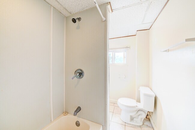 Building Photo - Available August 2024 - 3 Bedroom Home w/ ...