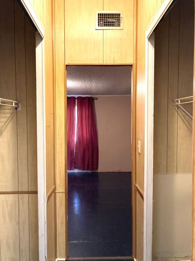 Building Photo - 207 E Elm St