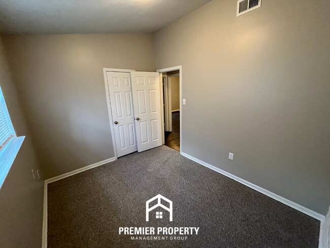 Building Photo - Charming 4BR/1BA Southwest Memphis Home | Vaulted High Ceilings & Large Fenced Yard