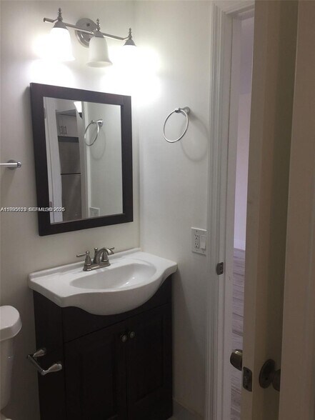 Building Photo - 777 SW 9th Ave