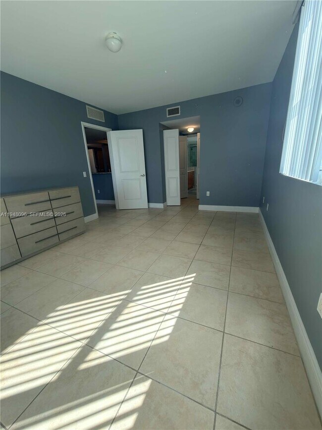 Building Photo - 2641 N Flamingo Rd