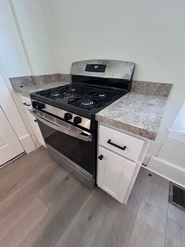 Building Photo - Spacious 3 BR home, Minutes to Medical Cen...