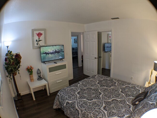 Building Photo - 2 Bed / 1 Bath Cozy Downtown Duplex Apartment