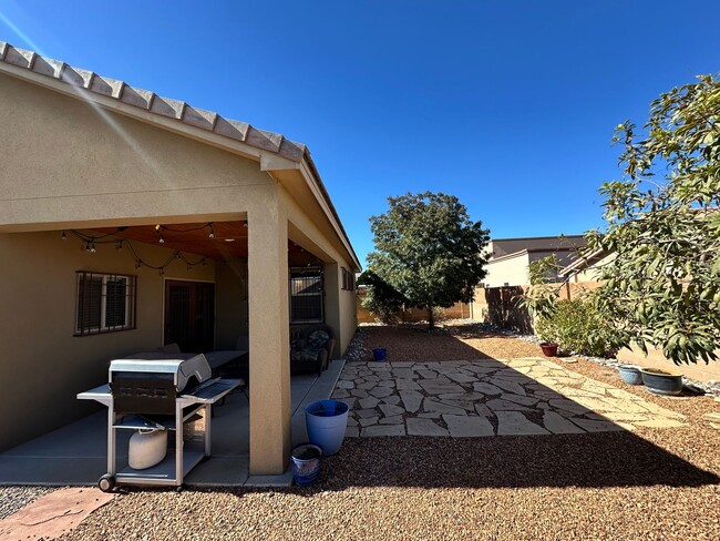 Building Photo - Available Dec 10th! 3bed 2bath