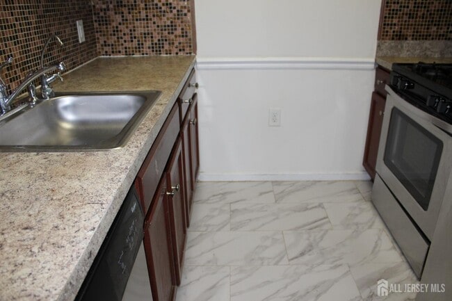 Building Photo - 611 Doral Ct
