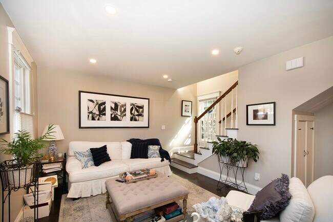 Building Photo - 108-110-110 Elm St