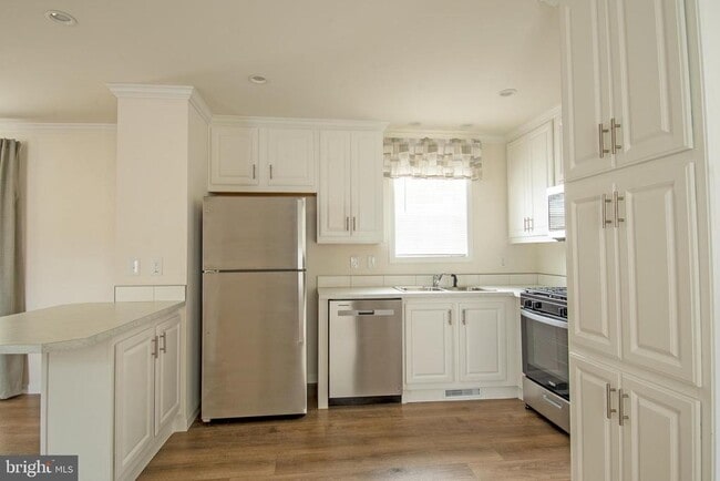 Building Photo - 6 Greenwood Cir