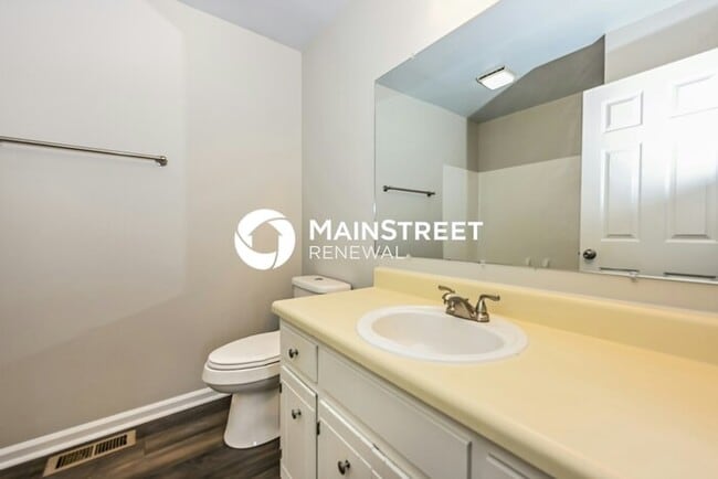 Building Photo - 3 Bedroom Pet-Friendly Home in MOUNT JULIE...