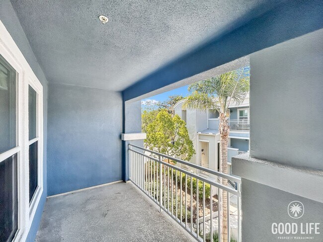 Building Photo - Stunning 2BD/2BA w/ In-Unit Laundry and At...
