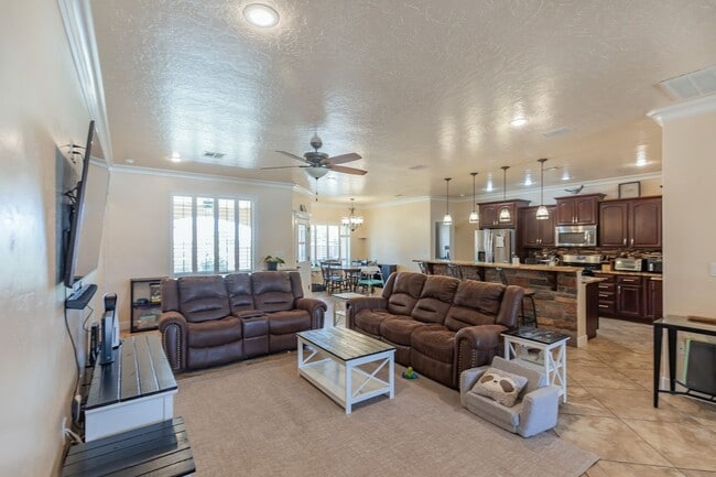 Building Photo - 4 Bedroom 2 bath Beautiful Home