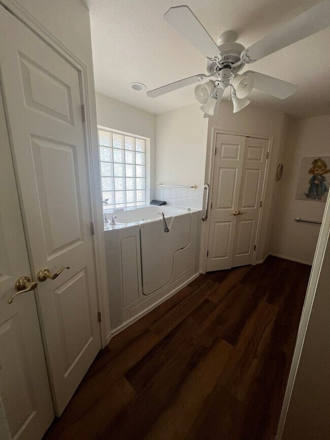 Building Photo - FULLY FURISHED MID TERM LEASE