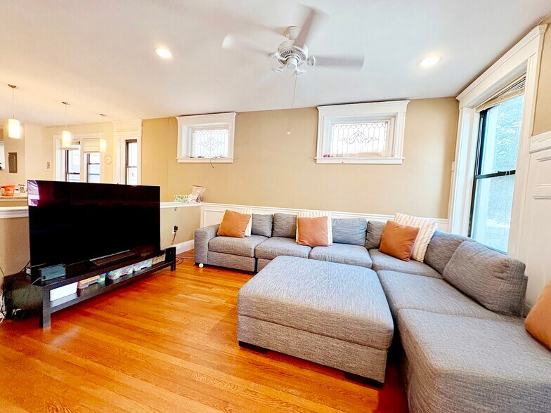 Building Photo - 184 Saint Paul St