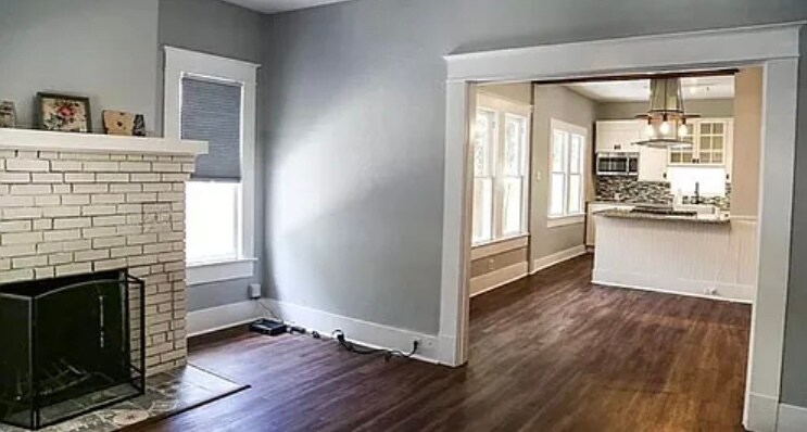 Living room - 515 W Agarita Ave