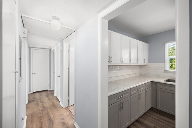 Building Photo - 354 Chicago Ave