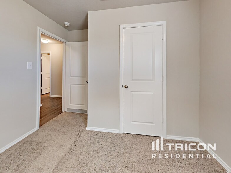 Building Photo - 5010 Everett Loop