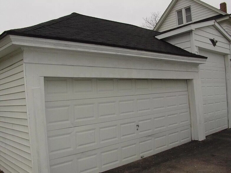 2 Car Garage w/Remotes Additional $100/ Month - 20 N Locust St