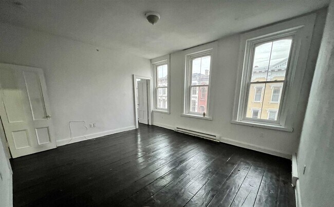 Building Photo - 304 Main St