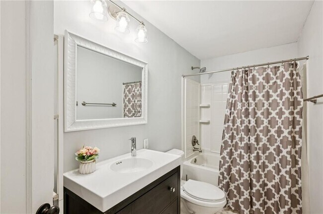 Building Photo - 1136 Gilbert St SE