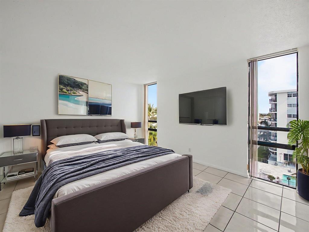 Building Photo - 4800 Bayview Dr