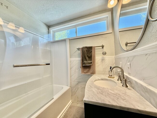 Building Photo - Distinguished 4 bed, 2 bath Bungalow in the Old North End