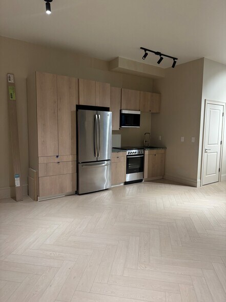 Building Photo - 319 W 9th St